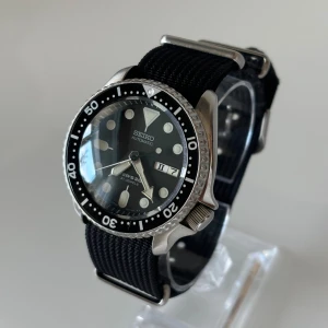 Seiko SKX007 - • Modell: Seiko Automatic Diver  • Storlek: 42mm • Referens: SKX007 • År: 2018 • Skick: Mycket Bra • Medföljer: Watch only med extra band