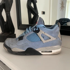 Jordan 4 - köpa för ca 8000kr i USA. ganska smutsiga men annars fint skick, pris kan diskuteras 