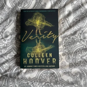 Bok- Verity, Colleen Hoover  - Säljer då jag flera gånger börjat läsa boken men aldrig kommit in i den. Boken är skriven på engelska och är knappt använd. 