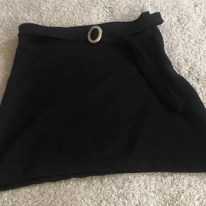 Gullig svart kjol  - Ribbad svart kjol från bazix. Använd men i mycket bra skick.  Dragkedjan på sidan kan strula lite men funkar. Är osäker om storlek men skulle säga xxs. 