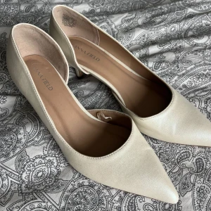 Klackskor- Anna Feild  - Säljer dessa fina klackarna då de tyvärr var för stora för mig.. köpte de begagnade här på Plick så är inte säker på hur de användts.  Skorna är i storlek 38 men jag upplever de vara större då jag själv har storlek 38/39. :)