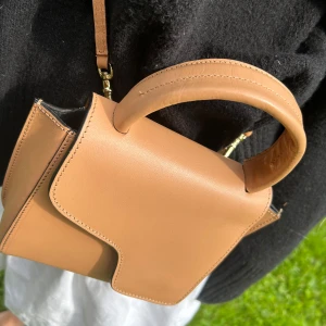 Atp atelier väska - Superfin atp atelier väska i bra skick, förutom några små defekter! Fråga om fler bilder för att se💓 jag har dustbag och kvitto. Jag är öppen för byten💓nypris är 3900kr