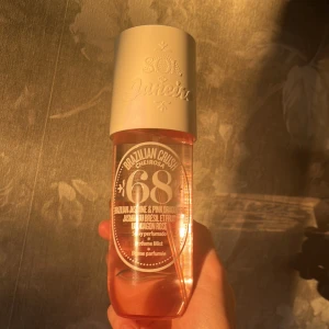 Sol de Janeiro 68 - Säljer min 240ml Sol de Janerio bodymist i nummer 68! Använt ett antal gånger men den är nästan full (Bild 2).  Finns en spricka i locket som var där från början, men påverkar inte flaskans kvalite. (Bild 3)❤️ Får ej plats med noter här, så fråga på! 