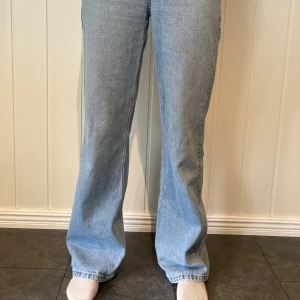 Jeans - Högmidjade jeans från New Yorker, stl 38. Beninnerlängd 81 cm. Jeansen är använda, men i fint skick.