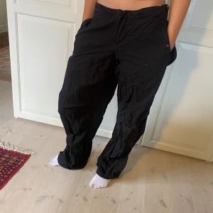 Cargopants - Snygga cargopants från Urban Outfitters. Det finns dragsko längst ner ifall man vill ha de tightare runt fotleden.