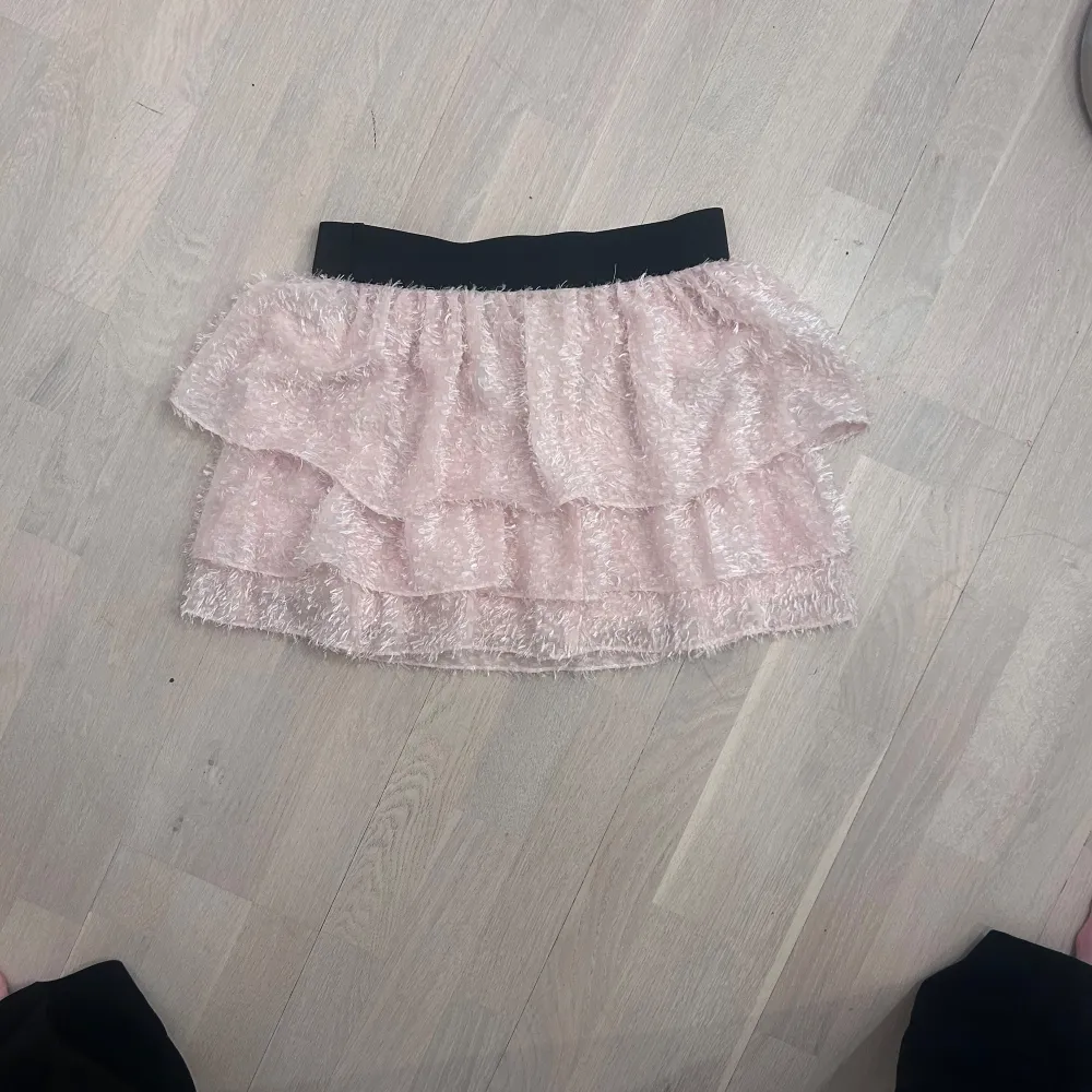 Söt kjol från H&M, rosabeige med fina detaljer (sista bilden) Storlek M. Kjolar.