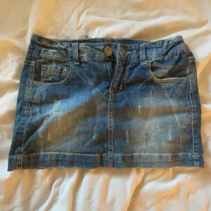 Lågmidjad kjol - Säljer denna as snygga kjolen då den va lite för liten!! Inga defekter alls 💞 kom privat för mått. Passar så bra nu till sommaren 