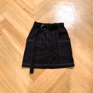 The ragged priest kjol - Tjockt material, knappt använd. Stora fickor och bälte som går att ta bort. Super fin men passar tyvärr inte mig längre. Storlek S 