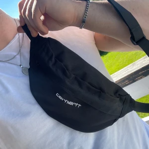 Carhartt magväska / shoulderbag - En carhartt magväska/shoulderbag i nytt skick! ❤️ Nypris: 799kr  Perfekt för att ta dina outfits till nästa nivå men samtidigt skapa plats för saker såsom, mobil, plånbok, korthållare, hörlurar etc. 🔥
