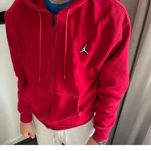 Jordan - Zip tröja - Säljer denna super fina och sköna zip tröjan från Jordan, helt oanvänd och orörd. Kom privat för mer frågor eller bilder. Priset går alltid att diskutera🫶🏻 ( säljer åt min kille )