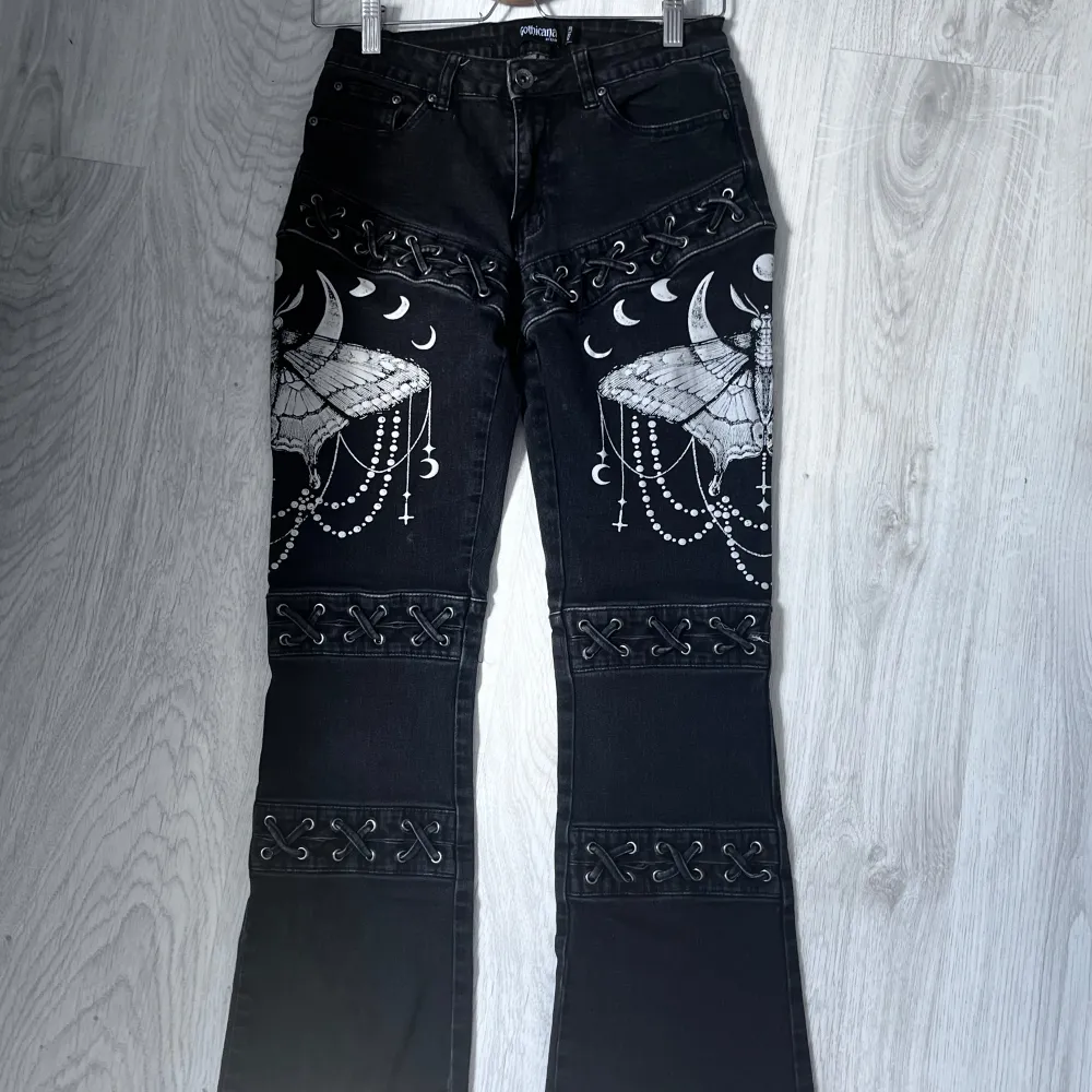 Säljer pga för stora på mig, annars är de i helt okej skick. Nypris: 800kr. Mitt pris: 500kr (kan diskuteras).  . Jeans & Byxor.