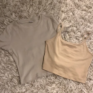 2 fina beiga tröjor  - Ett linne och en vanlig t-shirt