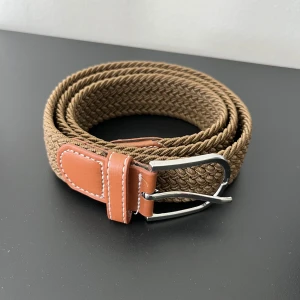 Flätat bälte 90 cm - Flätad brunt bälte. 90 cm.