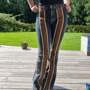 Otostop - Ett par vintagejeans från märket Otostop. Hittade inte riktigt en storlek. Står 10 i men det från Us size är storlek 44. Jag har ca 36/38 och de passar bra. Jeansen är stretchiga. Pris går alltid att diskuteras 💕💕