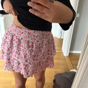 Söt kort kjol! - Perfekt kjol nu i sommar! Storlek M men passar även S och L pga stretchigt material💕