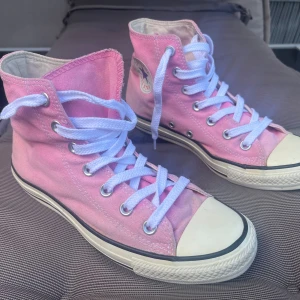 Rosa converse stl 39 - Använda och har lite små skavanker som syns på bilderna. Dock tycker jag att converse blir så rätt snabbt. De har fått nya skosnören i bomull.  Stl 39