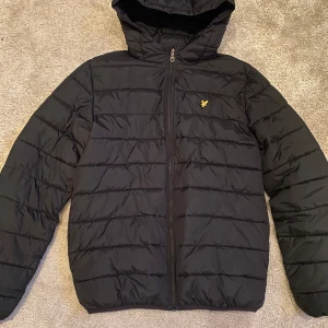 Lyle&Scott Jacka - Lyle&Scott jacka som är ett bra alternativ inför den kommande hösten och tidig vinter, Jackan är i stortsätt jättebra skick, 9/10. Köpte den för 1000 kr på kidsbrandstore, Den passar storlek Small