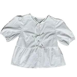 Blus - Vit söt blus med knytdetaljer, storlek S, nyskick 