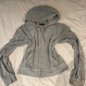 juicy couture tröja - En juicy couture tröja i bra skick. Använd fåtal gånger. Sälj för den är för stor