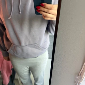 Hoodie  - En snygg hoodie som är så sjukt skön, den är lite nopprig men inga skavanker eller fläckar alls