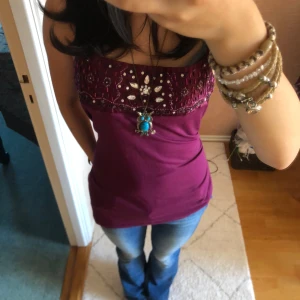 Unik lila topp - En unik lila topp med justerbart band och pärldetaljer (bild 5)! I nyskick och legat i garderoben hur länge som helst, därav jag säljer denna! Vet ej märket eller storlek, men skulle säga passa någon som bär storlek S, perfekt till sommaren! ☀️💞💞