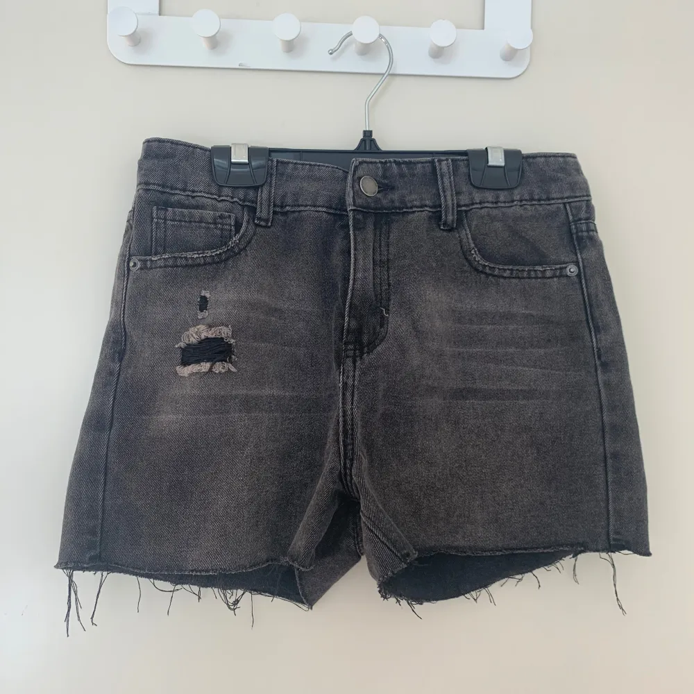 Jag säljer jeansshortsen för att dem är för små och har använts ett fåtal gånger och är i väldigt fint skick. Shortsit.