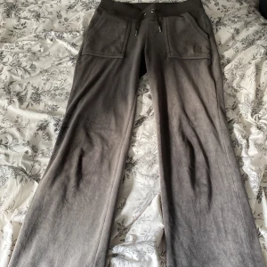 Juicybyxor  - Mörkgråa juicybyxor i storlek XS. Jätte bra skick, köpte för några månader sen. Dom är använda ca 2 gånger💓pris går att diskutera 