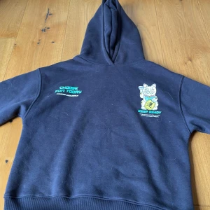  En hoodie och tre tjocktröja, 8-12 år.   -  Bra kvalitet, 8-12 år