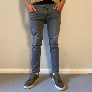 Replay jeans - Hej! Vi säljer nu dessa blå Replay jeans. Jeansen är i toppskick 10/10. Modellen är Faaby. Modellen är 185 och väger 70kg. Hör av dig vid frågor! 28/30 passar 30/30