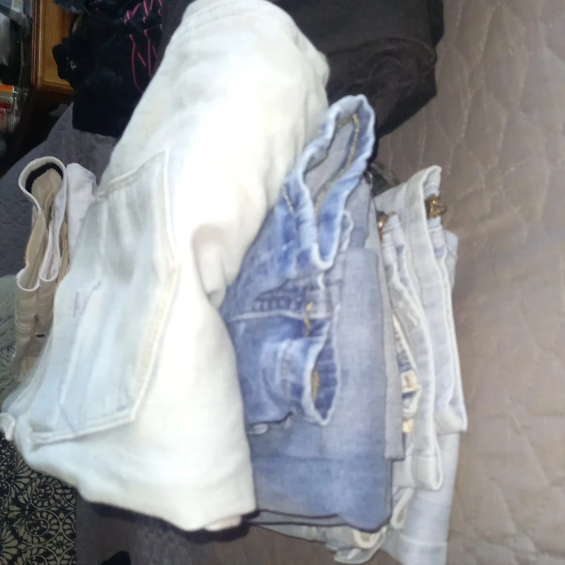 Blandad hög 400 kr storlekar xs s M  alla jeans tillsammans 380 kr srorlekar xs s  skor 20 kr sryck storlek 36 37 38 - 93