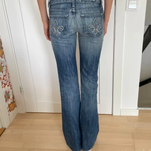 Lågmidjade jeans  - Super snygga Lågmidjade rock and republik jeans. Säljer då de tyvär är försmå för mig och därför ej använda av mig! Därav priset.💕 innerbenslängd : 87 Midja: 80  (Finns i tidigare annons men denna är med nya bilder!)