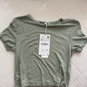 Zara crop top grön  - Grön croppad topp från zara. Oanvänd med prislappen kvar 