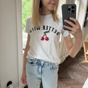 T-shirt med Cherries  - Söt t-shirt med cherry-tryck