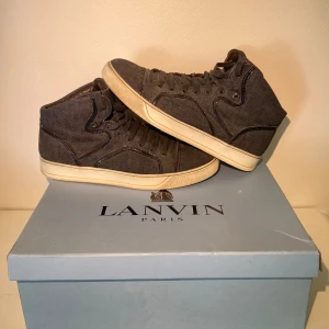 Lanvin x Acne Studios High-top sneakers - Hej, säljer ett par riktigt snygga skor från Lanvins collab med Acne. Omöjliga att få tag på, sällsynta & unika. Storlek 9=43. Använda mycket men i okej skick. Box medkommer. Nypris över 6k. Stilrena, bekväma och passar till allt. Pris kan diskuteras.