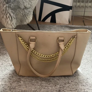 Beige Don Donna väska!  - Säljer då jag knappt använder! Den har lite tecken på användning men det är inget större som man tänker på, man kan även plocka av kedjan. Dock är den väldigt rymlig och går även att stänga längst upp med dragkedja! Även smidig med många fack inuti😊