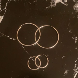 Örhängen  - Slå och stora hoops örhängen använda 1 gång då dom inte riktigt passar mig så säljer jag dom istället 