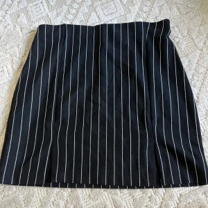 Randig kjol - Randig kjol men slits vid sidorna av låren (se bild 2). Aldrig använd. 