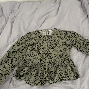 Blus 💕 - Säljer då den inte är i min stil 💕 