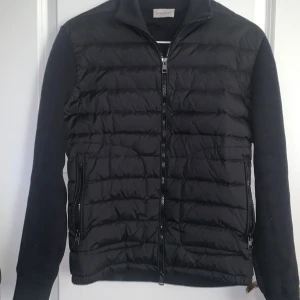 Moncler cardigan  - Jackan är i storleken S och bär färgen svart den har både Scan på loggan och på insidan, om ni har några frågar är det bara att dma mig 😁