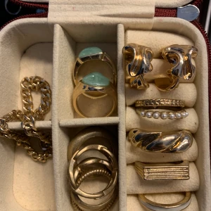 Guldsmycken - Fina guldsmycken från bland annat ginatricot, weekday och h&m💞Skriv vid intresse