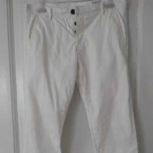 Selected Homme byxor - Jättefina och felfria selected Homme byxor. Stl 32/34 Fråga efter fler bilder om så önskas  Kommer från fräscht rök och djurfritt hem 