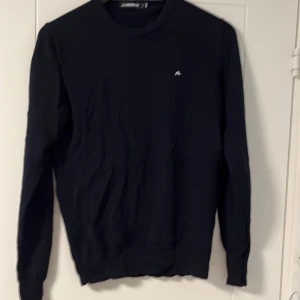 J. Lindeberg tröja - Säljer denna merinoull tröja från J.lindeberg då den är för liten. Nypris 1300 mitt pris 350. Den är i skick 9/10 och passar någon mellan 170-175.