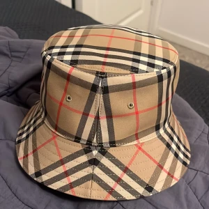  Hatt  - Använd 1/2gånger  Inget fel me de.  Äkta  Prislappen finns me  Har inte kvitto fick den som present  