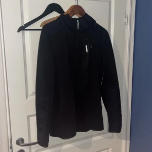 Nike tech hoodie - Säljer min nike tech hopdie som är i nyskick.  Priset kan diskuteras vid snabb affär