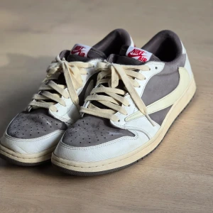 Travis scott nike air jordan 1 lows - Använda ett bra tag men ingen särkil skada eller märke på dem. Pris kan diskuteras vid snabb affär