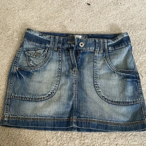 Jeanskjol - Jättefin jeanskjol som jag säljer pga att den är för liten. 