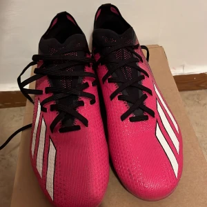 Addis fotbollsskor  - Tyvärr så var skorna för små. Har använt 2-3 gånger på träningen. Box finns även med.