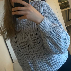 Blå stickad tröja från Gina tricot💙  - Den har lite smink på sig på kragen men inga skador💗 även några lösa trådar men har inte använt fler än 3 gånger🫶🏻