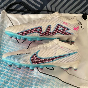 Nike mercurial  - Säljer nu mina Nike mercurial vapor elite eftersom att jag köpte dom för stora. Dom är använda 1 gång och är i princip helt nya. Kartongen som kom med skon medföljer, kvitto finns också. Dom är storlek 44,5 men är små i storlek. Skick 10/10.