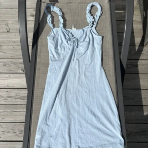 Blå miniklänning - Babyblå klänning från Nelly, perfekt för sommaren! 